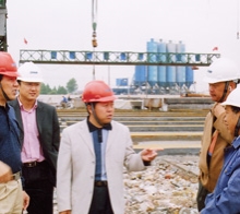       圖為學(xué)院畢業(yè)生韋世國副局長（左一）、學(xué)院畢業(yè)生九泰公司 總經(jīng)理關(guān)和平（中）在施工現(xiàn)場